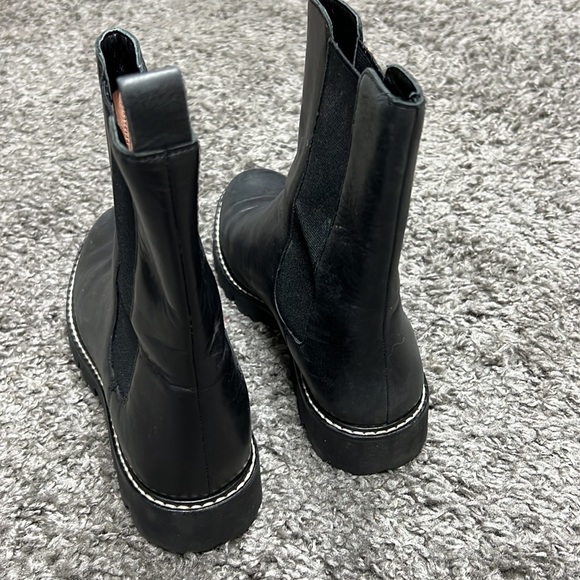 JCrew Gwen Chelsea Boots Booties Womens Black Lug Sole Leather Jaden preowned - Picture 2 of 3